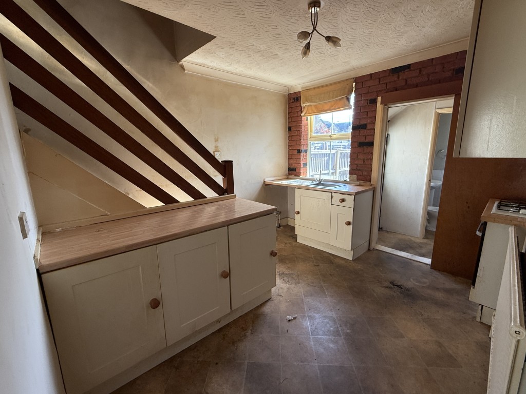 Lot: 87 - HOUSE FOR REFURBISHMENT - Kitchen in House in Need of Refurbishment